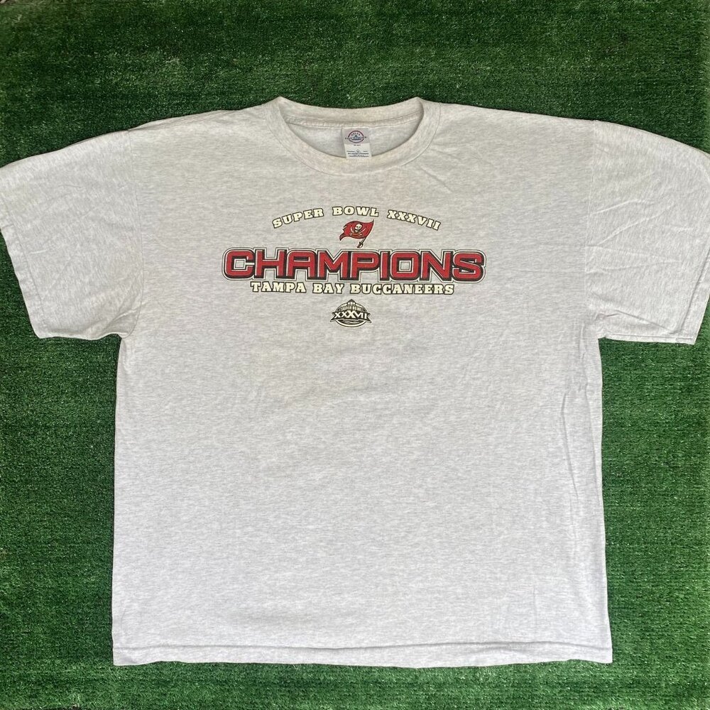 Vintage Y2K Tampa Bay Buccaneers Shirt NFL Football Logo Tee